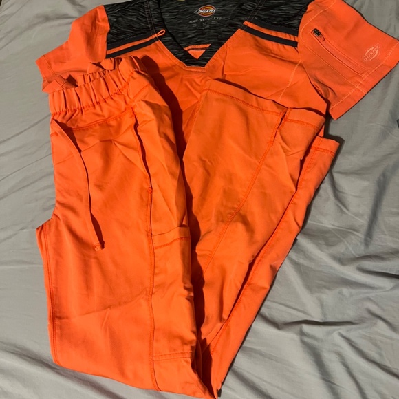 Bright scrub set - Picture 2 of 2